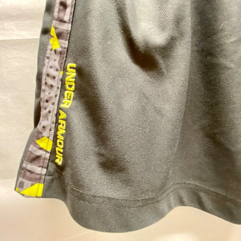 Under Armour Activewear Shorts Men's Medium Grey Neon Yellow 9